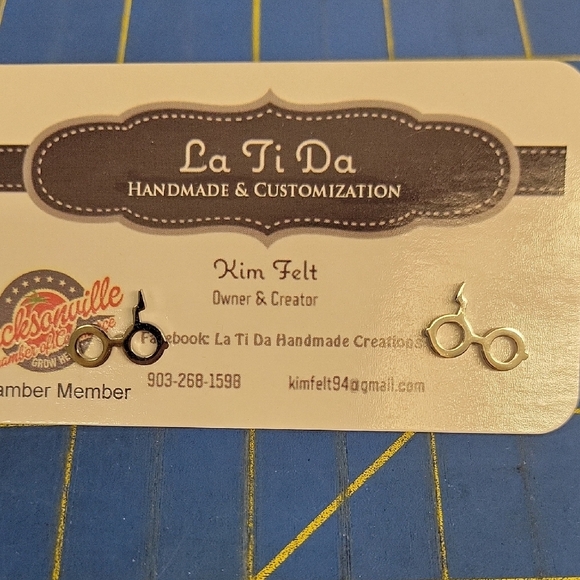 HARRY POTTER & DEATHLY Stud Earrings Silver Tone - Picture 1 of 2